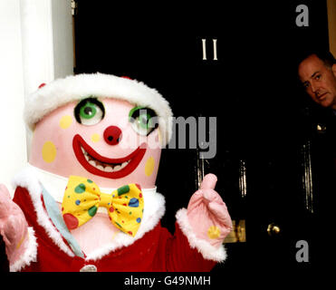 PA NEWS PHOTO 8/12/97 MR. BLOBBY FUORI NO.11 DOWNING STREET, LONDRA PER IL PRANZO DI NATALE TENUTO PER GLI ORGANIZZATORI DI BENEFICENZA 'SCOPE' Foto Stock