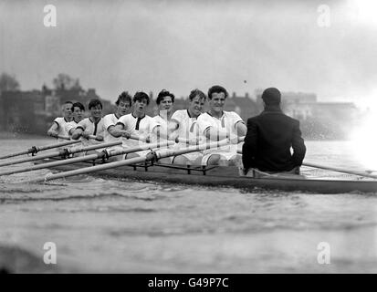 L'Università di Oxford otto in formazione. Da prua; SR Moris, NV Bevan, RA Morton-Maskell, Tobias William Tennant, RC Mead, DDS Skailes, PAV Roff, DC Spencer e CM strong, The cox. Foto Stock