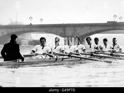 L'Università di Oxford otto in formazione. Da prua; SR Morris, NV Bevan, RA Morton-Maskell, mq Morland, RC Mead, DDS Skailes, PAV Roff, DC Spencer e CM strong, The cox. Foto Stock