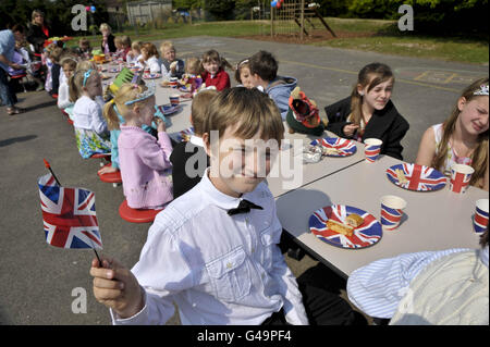 Ryan Symes, di 11 anni, ha ondulato la sua bandiera di Unione alla chiesa di Bucklebury dell'Inghilterra Primary School Royal festa di nozze nel parco giochi della scuola. Foto Stock