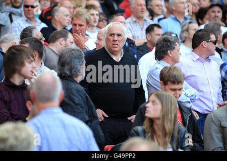 Calcio - Barclays Premier League - Arsenal / Manchester United - Emirates Stadium. Il papà di Gary e Philip Neville, Neville Neville, si trova nello stand con tutti i tifosi del Manchester United. Foto Stock