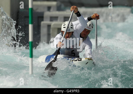 David Florence della Gran Bretagna e Richard Hounslow in azione nella canoa C2 Mens durante il Team GB Slalom Selection al Lee Valley White Water Park, Middlesex. Foto Stock