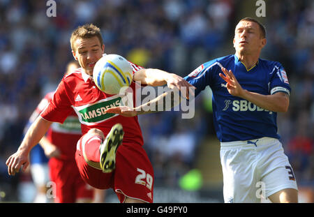 Craig Bellamy di Cardiff City si inchinano per la palla con Tony McMahon di Middlesbrough (a sinistra) durante la partita del campionato di npower al Cardiff City Stadium di Cardiff. Foto Stock