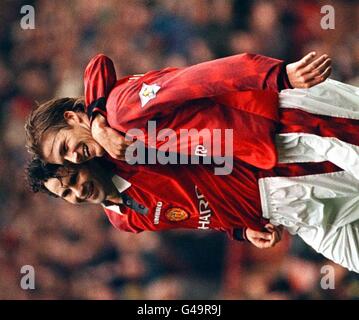 Ryan Giggs (a sinistra) festeggia con il compagno di squadra David Beckham dopo aver segnato il terzo gol di Manchester United contro Barnsley durante la partita di premiership fa Carling di oggi (sabato) a Old Trafford. Foto:Rui Vieira. /PA Foto Stock