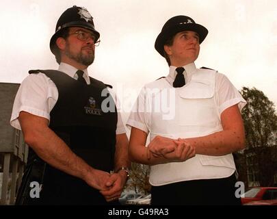 PC Ian Hawkins e SGT Karen Jones indossano due nuovi modelli di gilet protettivo durante una fotocall a Exeter nel 1994. Il tragico rapimento di un WPC a Londra orientale solleva nuovamente la questione di come garantire la sicurezza della polizia. *29/01/04: A tutti gli ufficiali di polizia per le strade di Londra può essere ordinato di indossare un corazzino entro mesi, è stato divulgato. La polizia metropolitana, la più grande forza della Gran Bretagna, sta considerando la mossa dopo una serie di attacchi di armi in stile americano contro gli ufficiali. Foto Stock