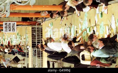 Il conteggio per le elezioni irlandesi è iniziato oggi al Royal Dublin Society Building (Venerdì) mentre si avvicina al completamento intorno alle 17. Foto di Owen Humphreys/PA. Foto Stock