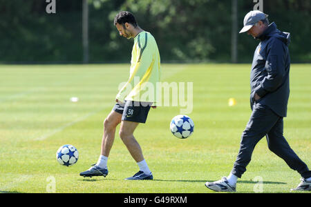 Calcio - UEFA Champions League - Semifinale - seconda gamba - Manchester United v Schalke 04 - Manchester United Training - Carr.... Il manger del Manchester United Alex Ferguson e Ryan Giggs (a sinistra) durante una sessione di allenamento al Carrington Training Ground di Manchester. Foto Stock