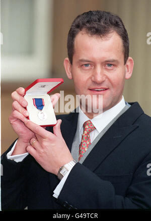 Paul Burrell, ex maggiordomo di Diana, Principessa del Galles, dopo aver ricevuto la sua Medaglia reale Vittoriana dalla Regina, all'investitura di Buckingham Palace. Foto Stock