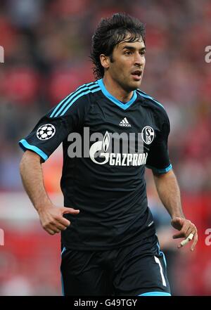 Calcio - UEFA Champions League - Semifinale - seconda tappa - Manchester United v FC Schalke 04 - Old Trafford. Gonzalez Raul, Schalke 04 Foto Stock