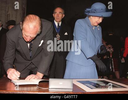 Il Duca di Edimburgo firma il libro degli ospiti al suo arrivo nel foyer della città senza dimora di Salters, con la Regina questa mattina (venerdì). Vedi PA Story ROYAL senza tetto. WPA ROTA Foto di John Stillwell/PA. Foto Stock