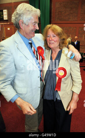 Il candidato laburista a Cardiff North Julie Morgan celebra la vittoria insieme al marito, ex primo ministro Rhodri Morgan, presso il centro di conteggio dei Sophia Gardens di Cardiff, dopo la chiusura dei sondaggi nelle elezioni dell'Assemblea gallese. Foto Stock