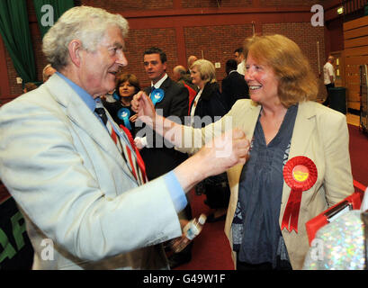 Il candidato laburista a Cardiff North Julie Morgan celebra la vittoria insieme al marito, ex primo ministro Rhodri Morgan, presso il centro di conteggio dei Sophia Gardens di Cardiff, dopo la chiusura dei sondaggi nelle elezioni dell'Assemblea gallese. Foto Stock