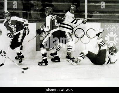 Hockey su ghiaccio - Giochi olimpici invernali di Sarajevo - Gruppo B - Cecoslovacchia / Finlandia. Azione durante la partita tra Cecoslovacchia e Finlandia Foto Stock