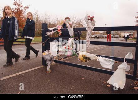 Le altre pupille lasciano fiori alle porte della St Thomas' High School, Exeter, dopo l'assassinio di 14 anni Kate Bushell, che è stato trovato con la gola tagliata a 300 metri dalla casa della sua famiglia. Vedi la storia della polizia di PA Murder./PA Foto Stock