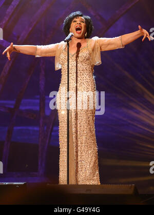 Dame Shirley Bassey si esibisce al Classic BRIT Awards 2011, presso la Royal Albert Hall, nel centro di Londra. Foto Stock