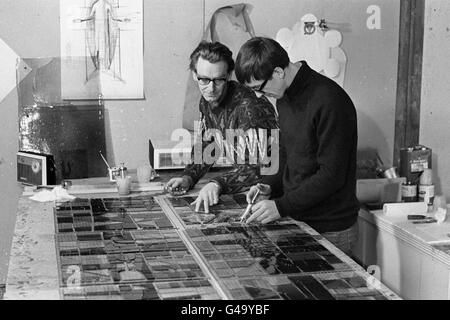 John Hayward (l) e Stephen Taylor usano siringhe ipodermiche per applicare l'adesivo quando si legano il vetro colorato al vetro della piastra per uno dei pannelli di una lanterna enorme che stanno facendo per la Cattedrale di Blackburn, Lancashire. Lavorano in una stabile convertita a casa di MR Hayward presso la Prickloves Farmhouse, Bletchingley, Surrey. John, originariamente un designer di mobili, ma ora concentrandosi su vetrate, ha progettato la lanterna, che conterrà quasi 1,000 piedi quadrati di vetrate basate su un tema astratto. Nella parete sullo sfondo è un disegno in pianta della figura di acciaio di 30 piedi di Cristo, Foto Stock