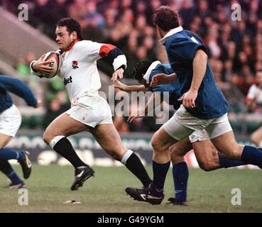 File datato 23/11/96 dell'ex capitano inglese Will Carling sfugge alla difesa italiana durante la loro International a Twickenham. Carling è disposto ad annunciare il suo ritiro dal rugby union di prima classe. Foto di Adam Butler/PA. Vedi PA Story RUGBYU Carling. Foto Stock