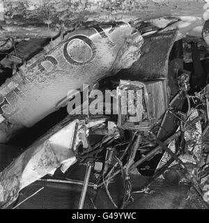 PA NEWS PHOTO 7/2/58 L'AIRCRASH DI MONACO, DOVE LA SQUADRA DI CALCIO MANCHESTER UNITED SI È RECATA A BELGRADO IN UNA COPPA EUROPEA. NAUFRAGIO DEL BEA ELIZABETH AIRLINER CHE SI È SCHIANTATO. DELLE QUARANTA PERSONE A BORDO SI RITIENE CHE CI FOSSERO DODICI SUPERSTITI, QUATTRO MEMBRI DELL'EQUIPAGGIO E OTTO PASSEGGERI. Foto Stock