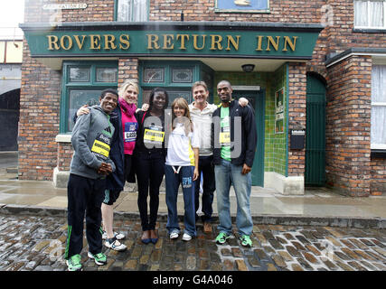 Sport - Tyson Gay e Haile Gebrselassie visitare insieme di Coronation Street Foto Stock