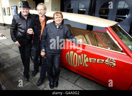 (Sinistra - destra) Peter Tork, Micky Dolenz e Davy Jones dei Monkees assistono ad una fotocall all'O2 Apollo di Manchester, prima del loro tour nel Regno Unito. Foto Stock