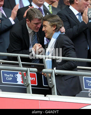 Calcio - fa Cup - finale - Manchester City / Stoke City - Stadio di Wembley. Il manager di Manchester City Roberto Mancini si congratula con Brian Marwood (a sinistra) Foto Stock