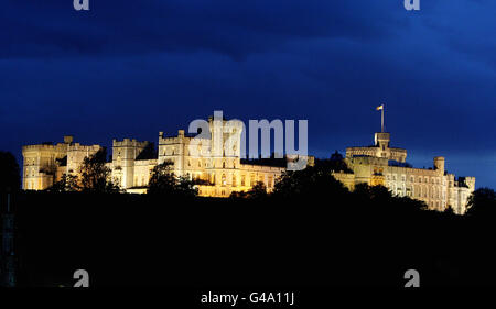 L'intero Castello di Windsor è illuminato durante il Royal Windsor Horse Show. PREMERE ASSOCIAZIONE foto. Data immagine: Sabato 14 maggio 2011. Di solito solo una parte del castello è illuminata di notte. Il credito fotografico dovrebbe essere: Steve Parsons/PA Wire Foto Stock