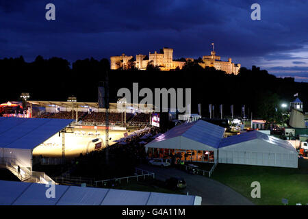 L'intero Castello di Windsor è illuminato durante il Royal Windsor Horse Show. PREMERE ASSOCIAZIONE foto. Data immagine: Sabato 14 maggio 2011. Di solito solo una parte del castello è illuminata di notte. Il credito fotografico dovrebbe essere: Steve Parsons/PA Wire Foto Stock