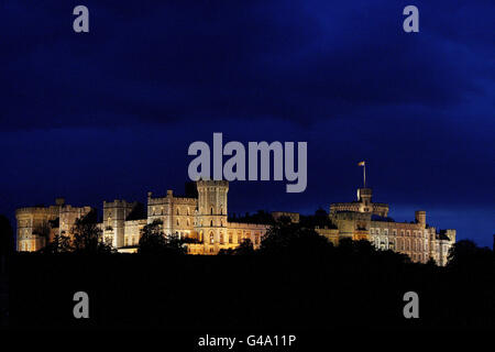 L'intero Castello di Windsor è illuminato durante il Royal Windsor Horse Show. PREMERE ASSOCIAZIONE foto. Data immagine: Sabato 14 maggio 2011. Di solito solo una parte del castello è illuminata di notte. Il credito fotografico dovrebbe essere: Steve Parsons/PA Wire Foto Stock