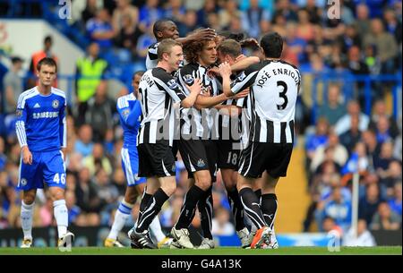 Calcio - Barclays Premier League - Chelsea / Newcastle United - Stamford Bridge. Ryan Taylor (centro) di Newcastle United festeggia con i compagni di squadra dopo che il suo calcio libero è stato deviato verso l'obiettivo dal compagno di squadra Jonas Gutierrez Foto Stock