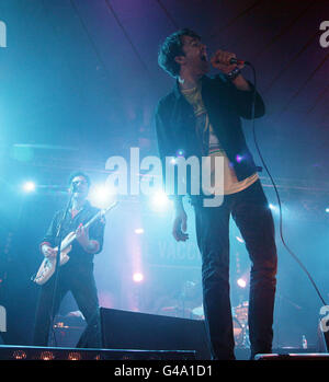 Justin Young (a destra) e Freddie Cowan dei vaccini che si esibiscono sul palco principale dell'INMWT al Big Weekend della BBC radio 1, tenutosi all'aeroporto di Carlisle. Foto Stock