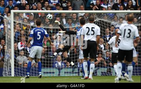 Il portiere della città di Birmingham, ben Foster, deve dare una mancia alla palla Sopra la sua traversa dopo un goalkick dal portiere di Fulham Mark Schwarzer Foto Stock