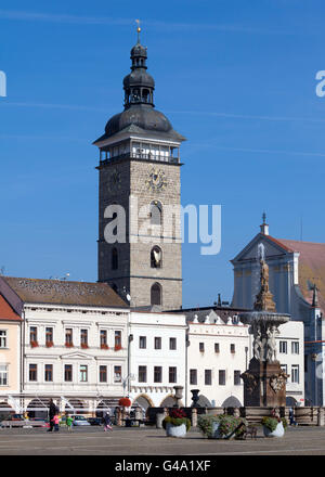 Distretto storico con torre nera e la fontana di Sansone, Ceske Budejovice noto anche come Budweis, Budvar, Boemia meridionale Foto Stock