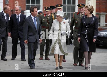 La Regina Elisabetta II , il Presidente Mary McAleese e Alan Shatter TD Ministro per la Giustizia e la Difesa, arrivarono alla cerimonia di deposizione della corona presso il Giardino della memoria di Parnell Square, a Dublino, il primo giorno della sua visita di Stato in Irlanda. Foto Stock