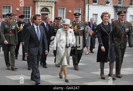 La Regina Elisabetta II , il Presidente Mary McAleese e Alan Shatter TD Ministro per la Giustizia e la Difesa, arrivarono alla cerimonia di deposizione della corona presso il Giardino della memoria di Parnell Square, a Dublino, il primo giorno della sua visita di Stato in Irlanda. Foto Stock