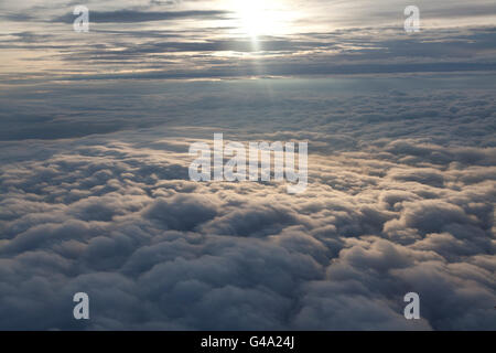 Coltre di nubi da aeromobili con la patch di luce solare Foto Stock