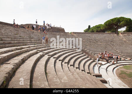 La cavea del teatro, rovine dell antico porto romano città di Ostia, Italia, Europa Foto Stock