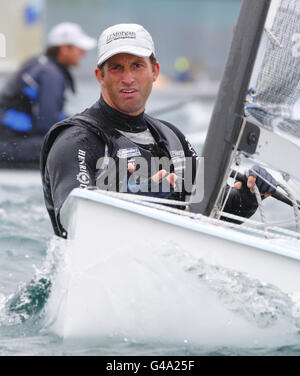 Medaglia d'oro alle Olimpiadi britanniche, ben Ainslie, praticando nel suo gommone finnico presso la Weymouth e la Portland National Sailing Academy, il luogo di vela per i Giochi Olimpici di Londra del 2012. Foto Stock