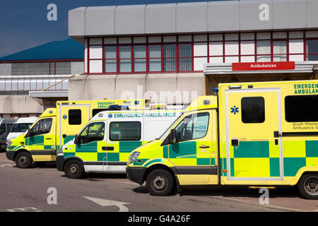 Le ambulanze di emergenza parcheggiata fuori incidente e dipartimento di emergenza del Royal Hospital di Bournemouth, Bournemouth Dorset Foto Stock