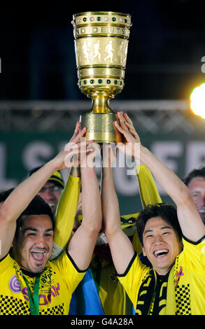 Il tifo, Ilkay Guendogan e Shinji Kagawa tenendo la tazza, DFB Cup finale, BVB o Borussia Dortmund vs FC Bayern Monaco 5-2 Foto Stock