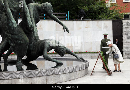 Regina Elisabetta II durante la cerimonia di deposizione della corona al Giardino della memoria di Parnell Square, Dublino, il primo giorno della sua visita di Stato in Irlanda. Foto Stock