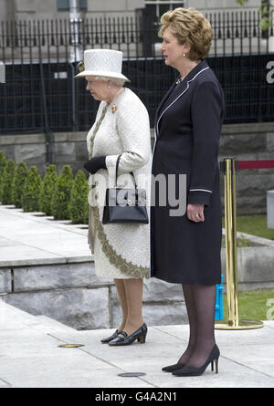 La regina Elisabetta II (a sinistra) e il presidente irlandese Mary McAleese si fermano per un attimo dopo aver deposto le corone al Giardino della memoria nel centro di Dublino, che onora tutti coloro che lottavano per la libertà irlandese dal dominio britannico. Foto Stock