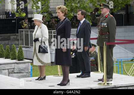 La regina Elisabetta II (a sinistra) e il presidente irlandese Mary McAleese si fermano per un attimo dopo aver deposto le corone al Giardino della memoria nel centro di Dublino, che onora tutti coloro che lottavano per la libertà irlandese dal dominio britannico. Foto Stock