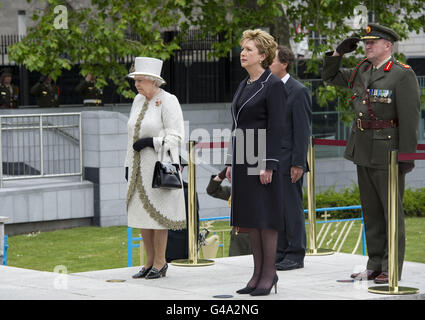 La regina Elisabetta II (a sinistra) e il presidente irlandese Mary McAleese si fermano per un attimo dopo aver deposto le corone al Giardino della memoria nel centro di Dublino, che onora tutti coloro che lottavano per la libertà irlandese dal dominio britannico. Foto Stock