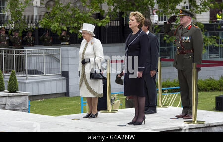 La regina Elisabetta II (a sinistra) e il presidente irlandese Mary McAleese si fermano per un attimo dopo aver deposto le corone al Giardino della memoria nel centro di Dublino, che onora tutti coloro che lottavano per la libertà irlandese dal dominio britannico. Foto Stock