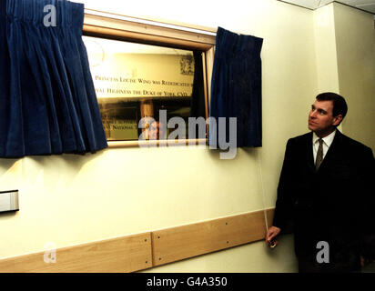 PA NEWS PHOTO : 4/2/98 il Duca di York firma il libro dei visitatori dopo l'apertura del rinnovato reparto esterno della principessa Louise Wing al Royal National Throat Nose and Ear Hospital, oggi (Mercoledì). Foto di Fiona Hanson/PA. Foto Stock