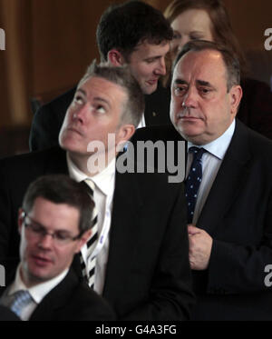Il leader del Partito Nazionale Scozzese Alex Salmond è votato come primo Ministro nel parlamento Scozzese. Foto Stock