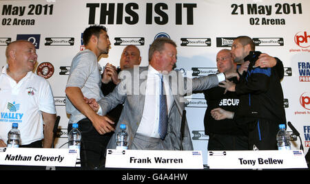 Frank Warren, il promotore della boxe, tiene Nathan abilmente (Galles) e il suo sfidante Tony Bellew (Liverpool) a testa a testa, in testa alla conferenza stampa davanti al loro 'World' WBO Light-Heavyweight titolo bout Foto Stock