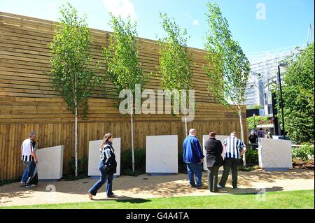 Il Sir Bobby Robson Memorial Garden apre accanto al St James' Park, sulla Gallowgate Foto Stock