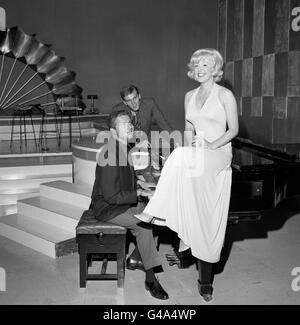 La cantante Kathy Kirby prova il suo nuovo spettacolo della BBC 'The Kathy Kirby Show', con il pianista americano Peter Nero (al piano) e il cantante britannico Billy Fury (background) Foto Stock