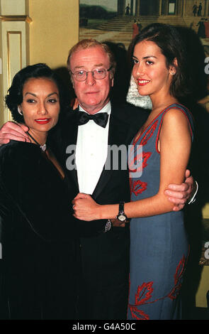 PA NEWS FOTO 5/3/98 attore Michael Caine con la moglie Shakira e figlia Natascia a Londra il Dorchester Hotel stasera per il London Film Critics Awards. Foto di Pietro Giordano/PA Foto Stock